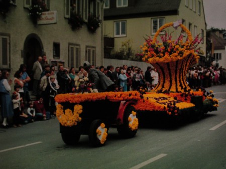 Volksfestumzug 1996 Im Gegensatz zu heute wurden die vielen Volksfestwägen mit reichlich Blumen dekoriert