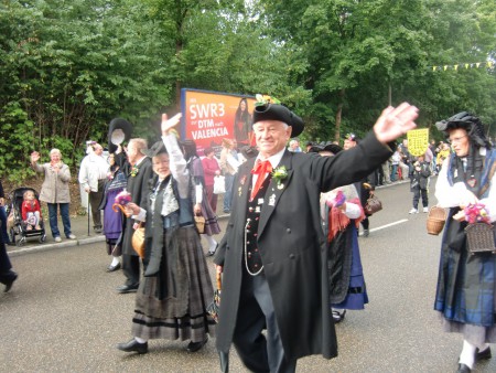 Ganz der Tradition nach laufen auch Personen mit  ganz traditioneller  Tracht am Volksfestumzug mit