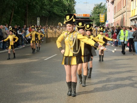 Auch die Majoretten gehören zu dem Volksfestumzug. Das einzige was sich an ihnen geändert  hat ist die Uniform.