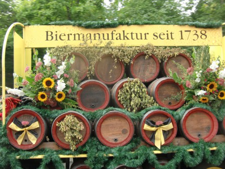 ...gehört zu den fast einzigen Wägen, die noch mit Pferdegespann vorfahren.
